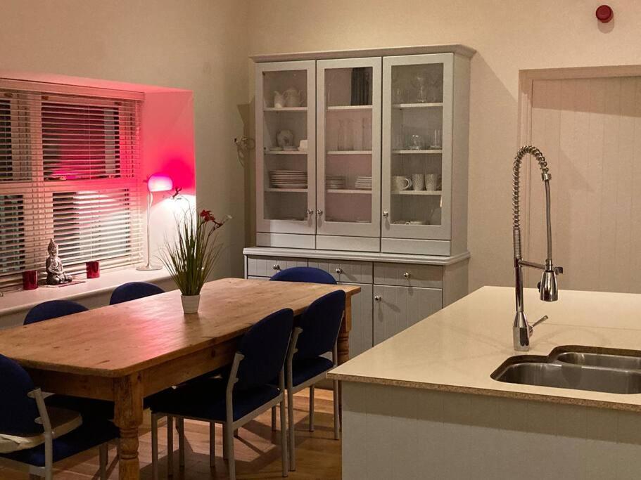 2 Quay Road, Killala. Stunning Sea Front Cottage المظهر الخارجي الصورة