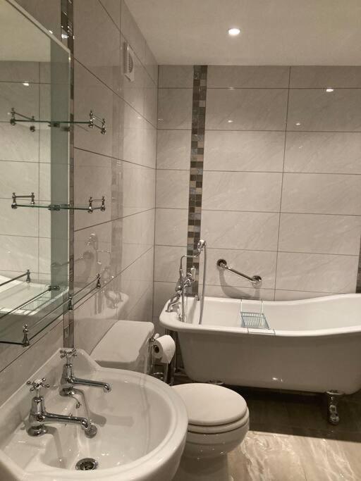 2 Quay Road, Killala. Stunning Sea Front Cottage المظهر الخارجي الصورة