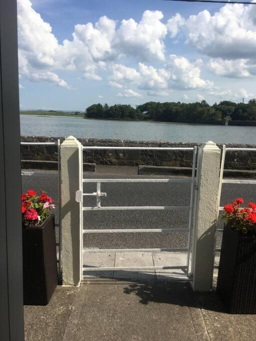 2 Quay Road, Killala. Stunning Sea Front Cottage المظهر الخارجي الصورة